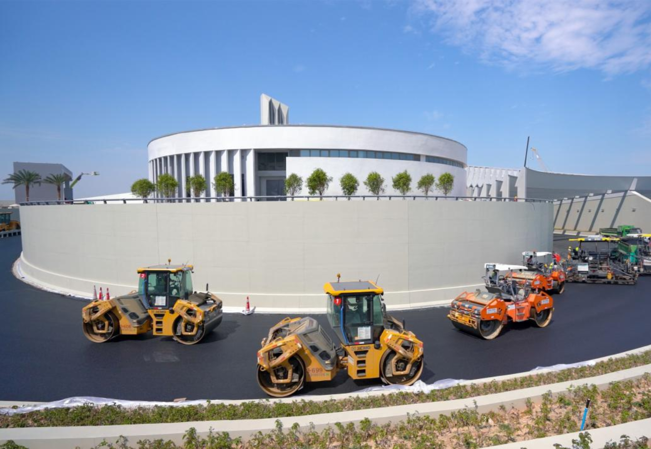 2024年5月16日，深中通道完成全線瀝青路面施工。深中通道全線路面工程包括鋼橋面鋪裝、混凝土橋面鋪裝、海底隧道瀝青路面等。其中，鋼橋面鋪裝施工總面積達(dá)38萬平方米，相當(dāng)于53個(gè)標(biāo)準(zhǔn)足球場的面積，是目前世界上規(guī)模最大的環(huán)氧類鋼橋面鋪裝工程。圖為深中通道路面瀝青攤鋪現(xiàn)場。