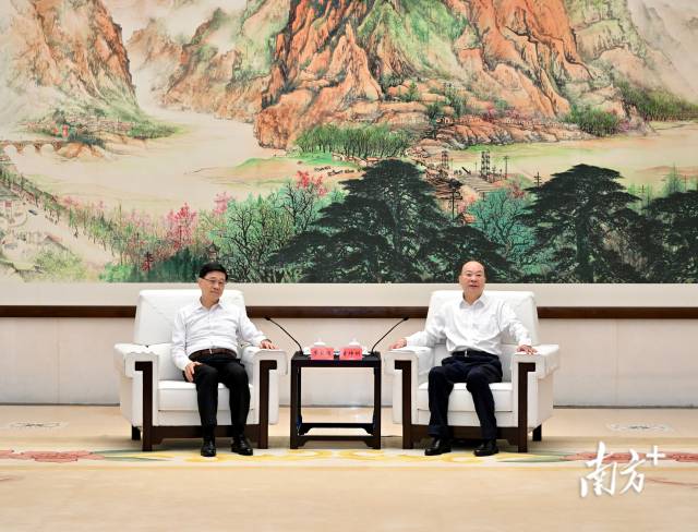 7月12日下午，省委書記黃坤明在廣州與香港特別行政區(qū)行政長官李家超會見交流。南方+記者 王輝 攝