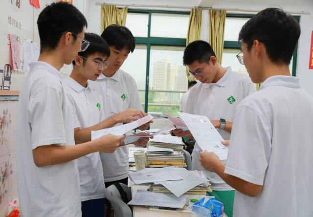 肇慶中學(xué)學(xué)生討論。羅馨如 攝