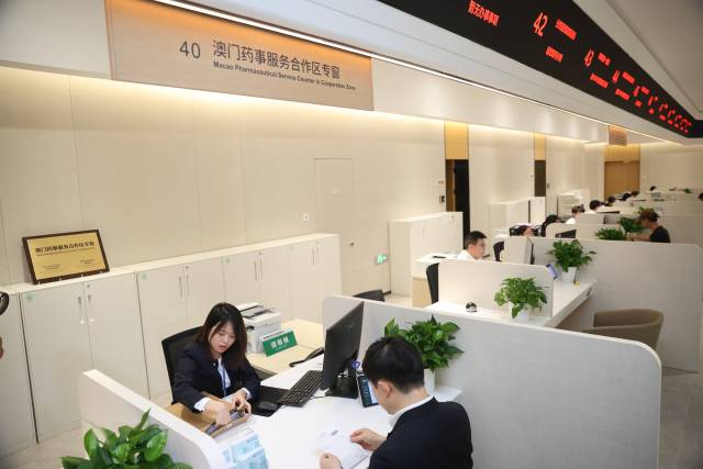 工作人員正為企業(yè)負責人辦理業(yè)務。