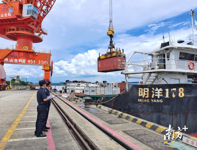 佛山海關(guān)關(guān)員對通過“一港通”模式出口的集裝箱進行監(jiān)管。
