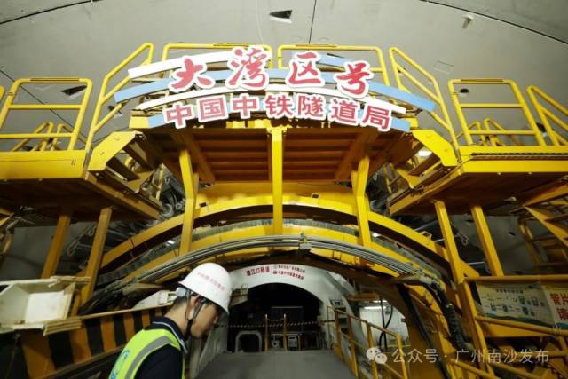 中鐵隧道局承建的2標(biāo)段盾構(gòu)法隧道長(zhǎng)2930米。