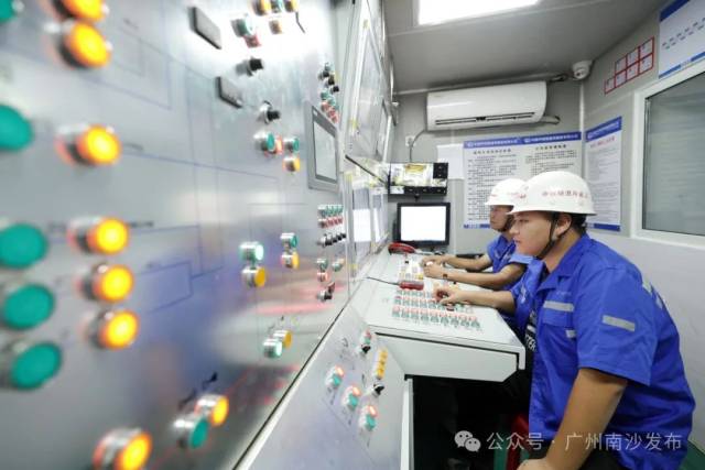 施工過程中，建設(shè)者積極探索盾構(gòu)隧道智能建造實(shí)踐路徑，搭載了全國(guó)首套工序化應(yīng)用的盾構(gòu)智能掘進(jìn)系統(tǒng)。
