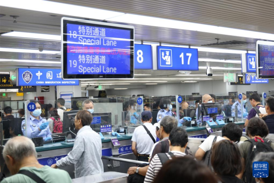 旅客在羅湖邊檢站排隊(duì)通關(guān)。圖源：新華社