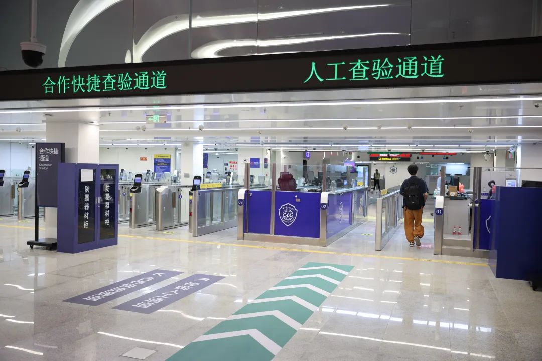 橫琴口岸隨車(chē)人員驗(yàn)放廳出入境通道。圖源：南方日?qǐng)?bào)
