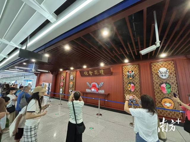 市民在中山公園站內(nèi)的文化打卡點拍照。 龍西男 攝