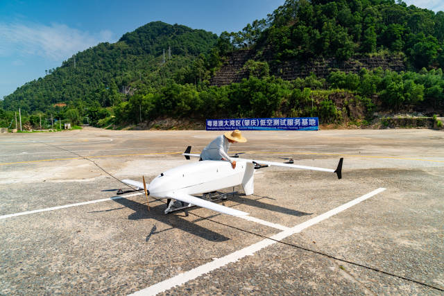 低空企業(yè)工作人員在粵港澳大灣區(qū)（肇慶）低空測(cè)試服務(wù)基地進(jìn)行無(wú)人機(jī)試飛測(cè)試。圖為試飛前準(zhǔn)備。廖文奕 攝