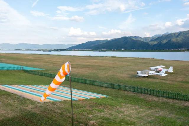 以鼎湖區(qū)硯洲島等為代表的水陸空運(yùn)動(dòng)旅游基地，給肇慶市民游客帶來(lái)新鮮的旅游體驗(yàn)。廖文奕 攝