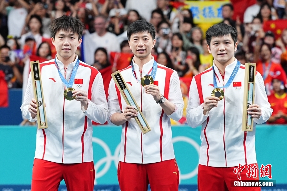 在巴黎奧運(yùn)會乒乓球男團(tuán)金牌賽中，中國隊以3比0戰(zhàn)勝瑞典隊，獲得冠軍。中新社記者 趙文宇 攝