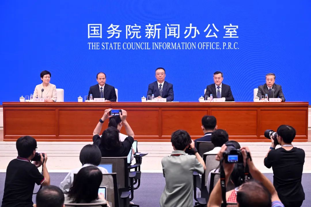 國新辦舉行新聞發(fā)布會，介紹《中共中央辦公廳 國務院辦公廳關于完善市場準入制度的意見》有關情況。