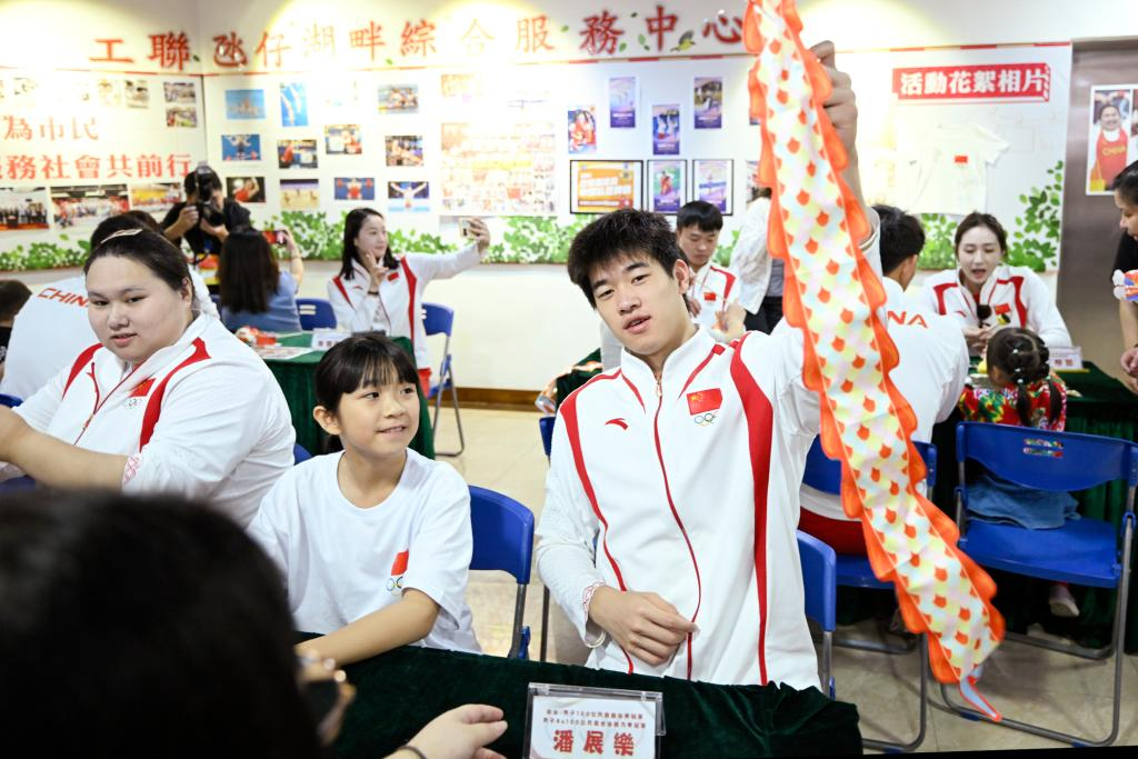 9月2日，在澳門工聯(lián)氹仔湖畔綜合服務(wù)中心，游泳運動員潘展樂（右）展示與小朋友一起制作的燈籠。當日，內(nèi)地奧運健兒代表團走進澳門社區(qū)，分別到婦聯(lián)樂滿家庭服務(wù)中心、街總石排灣家庭及社區(qū)綜合服務(wù)中心和工聯(lián)氹仔湖畔綜合服務(wù)中心與市民互動。新華社發(fā)
