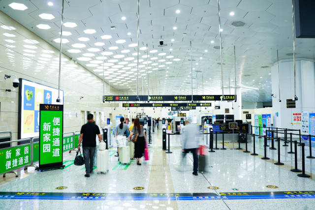 進(jìn)境旅客經(jīng)橫琴口岸新家園便捷通道快速通關(guān)。