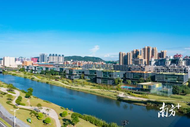 橫琴·澳門青年創(chuàng)業(yè)谷內(nèi)，聚集一批高端制造業(yè)企業(yè)、科研機(jī)構(gòu)。