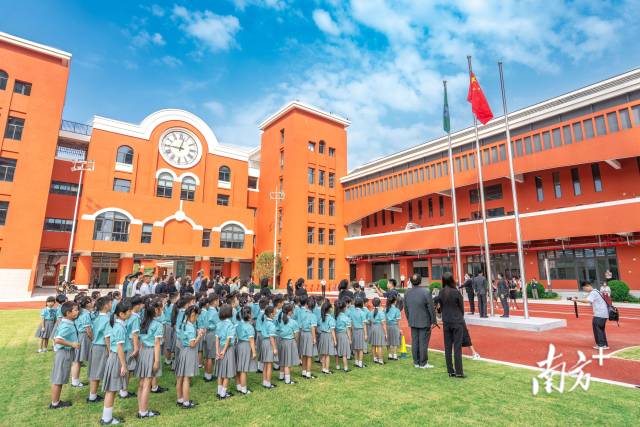 澳門新生身穿校服，背著書包來到濠江中學(xué)附屬橫琴學(xué)校報(bào)到。
