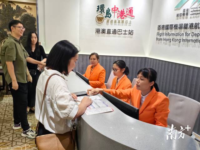 香港國(guó)際機(jī)場(chǎng)佛山皇冠假日酒店候機(jī)樓。南方+ 盧浩能 拍攝