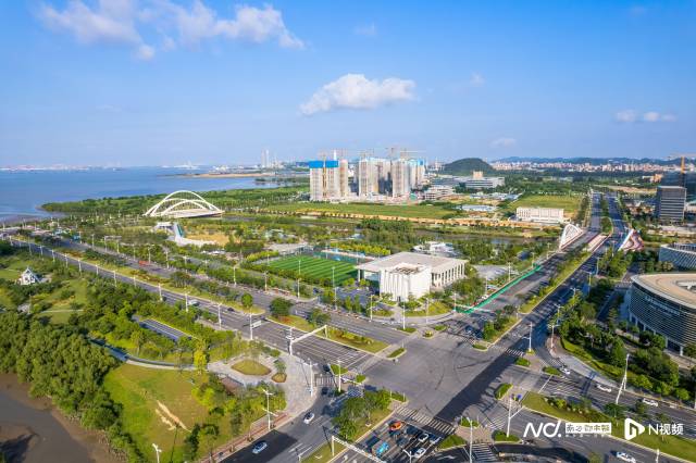 藍天白云下的東莞濱海灣文體公園。