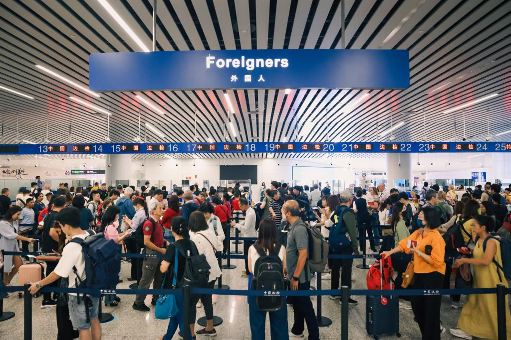 圖為9月16日，外籍旅客在廣州白云機(jī)場口岸排隊(duì)候檢的現(xiàn)場。（凌觀明 攝）