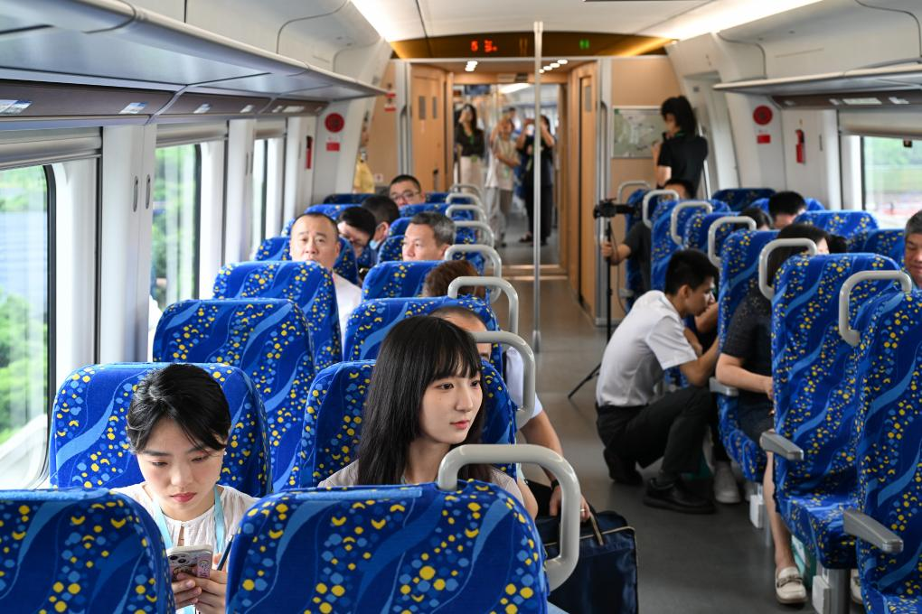 5月26日，乘客體驗首趟運行的佛莞城際鐵路列車。新華社記者 劉大偉 攝