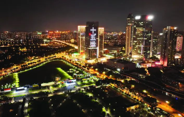 惠州市區(qū)中海廣場戶外大屏亮燈迎接十五運(yùn)會(huì)，滾動(dòng)播放宣傳標(biāo)語。 圖源惠州日報(bào)