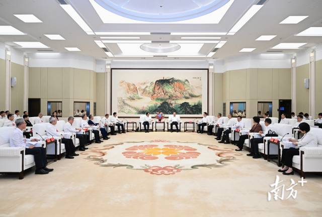 黃坤明黃楚平會(huì)見(jiàn)澳門(mén)特別行政區(qū)第十四屆全國(guó)人大代表專(zhuān)題調(diào)研組