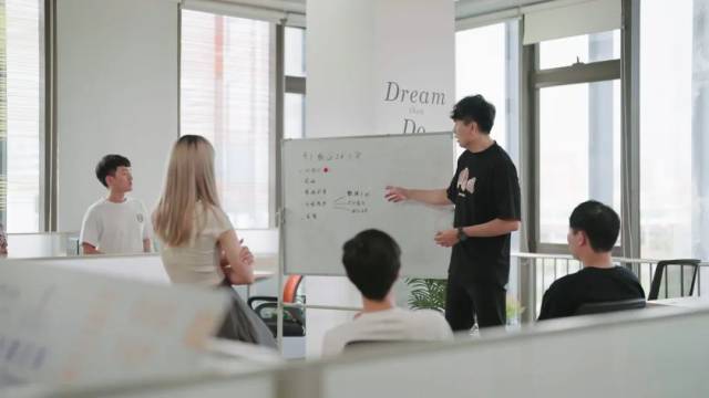 ▲如今的辦公室是一個整潔、有朝氣、沒有太多間隔的空間