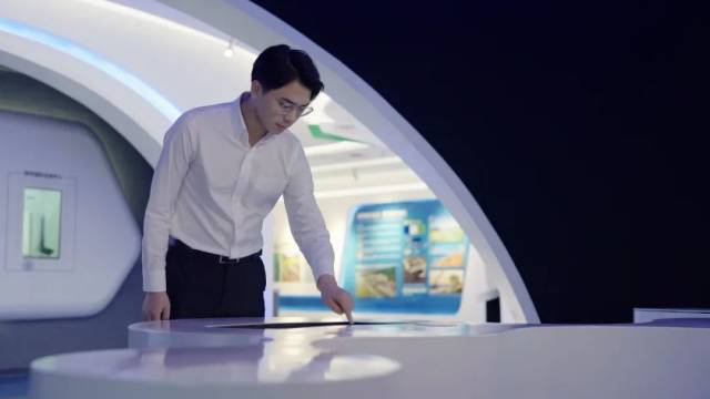 ▲打電話、做材料、見客戶、開座談、看場地......是劉延鑫的一部分工作日常