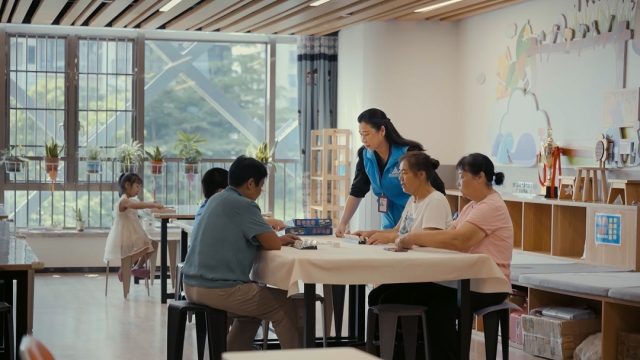 ▲除了社工，陸鳳璇還擔(dān)任“社會觀察員”，和長者一起觀察社會