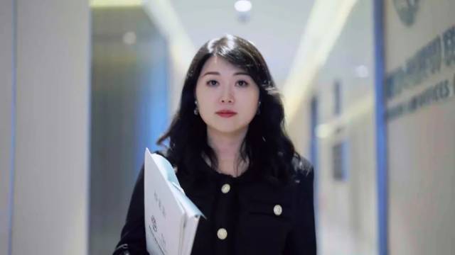 ▲即便穿著高跟鞋，許冰走路速度依然很快，她經(jīng)常要忙于處理各種事務(wù)