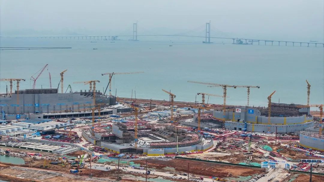 ▲南沙全民文化體育中心綜合體一場兩館正在建設(shè)中，這里將是2025年第十五屆全運(yùn)會的新建中心場館群。新華社記者 劉大偉 攝
