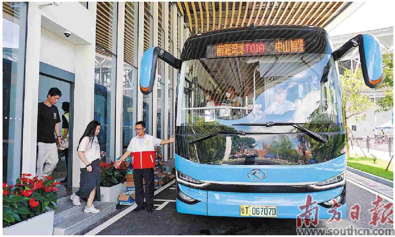  工作人員引導(dǎo)乘客登上深中跨市公交。馮燦輝 攝