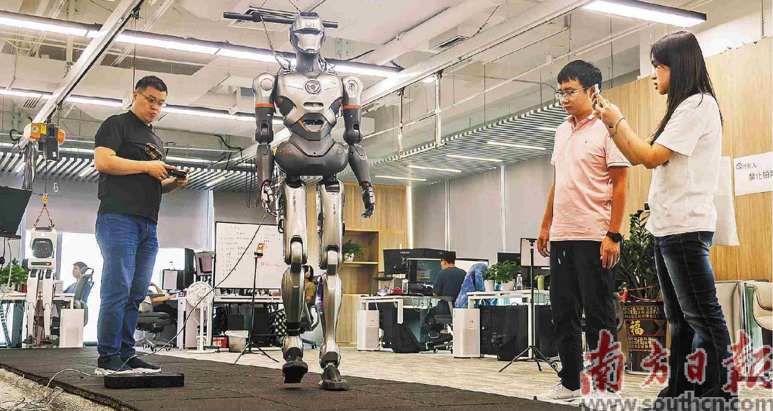 深圳企業(yè)重視科技創(chuàng)新，2023年研發(fā)投入總量居全國城市第一。圖為11月12日，深圳市一家科技公司的科研人員在調(diào)試人形機器人。南方日報記者 朱洪波 攝.png