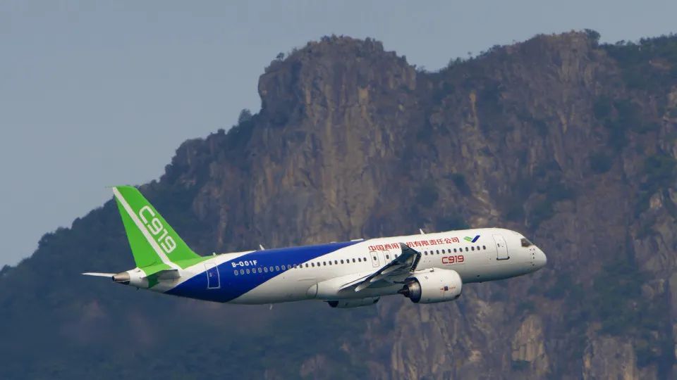 △去年12月，C919飛機(jī)與ARJ21飛機(jī)在香港進(jìn)行飛行展示