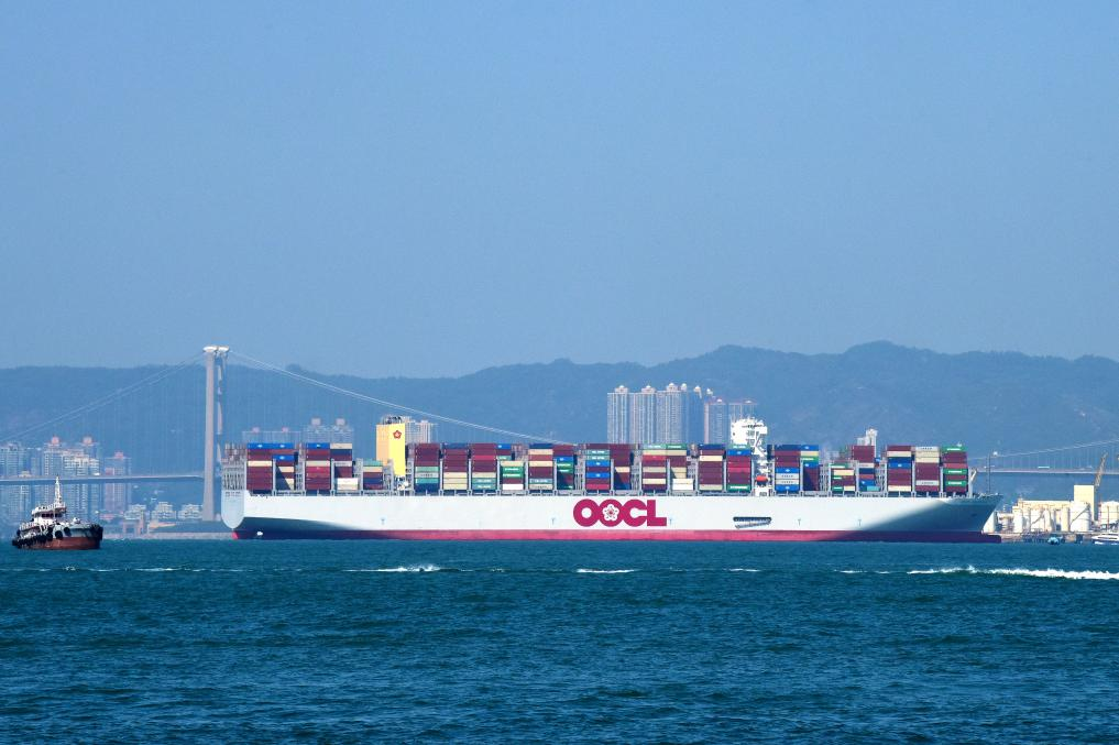 2023年11月20日，一艘東方海外貨柜航運有限公司集裝箱船駛向香港貨柜碼頭。