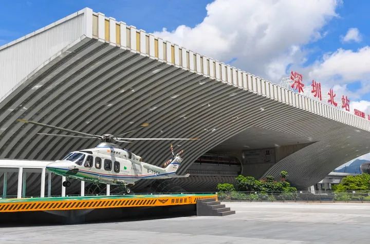 6月28日，“低空+軌道”空鐵聯(lián)運(yùn)項(xiàng)目在深圳北站樞紐東廣場(chǎng)正式開(kāi)航。圖源：新華社