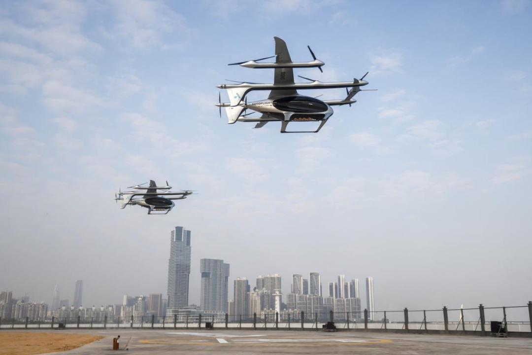 今年2月，“空中的士”eVTOL“盛世龍”完成全球首條跨?？绯莈VTOL電動(dòng)垂直起降航空器航線的公開(kāi)首次演示飛行。圖源：南方日?qǐng)?bào)