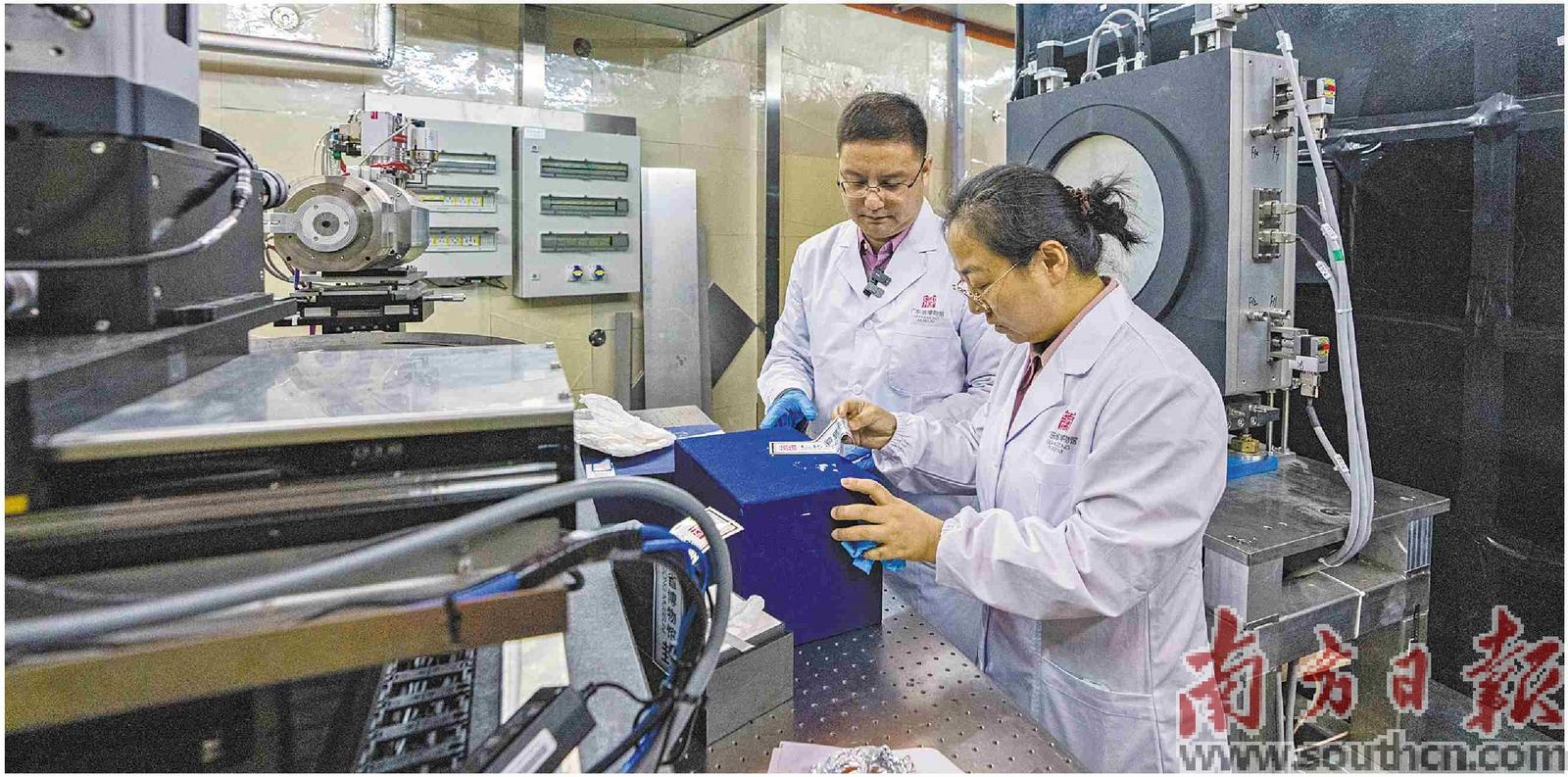 中國散裂中子源科研人員利用能量分辨中子成像譜儀開展文物檢測。黃政正 陳雅靖 攝