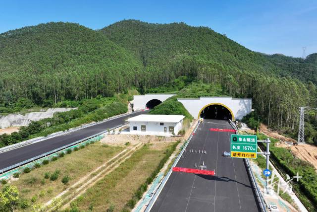 象山隧道全長(zhǎng)1630米，是黃茅海跨海通道中最長(zhǎng)的隧道。