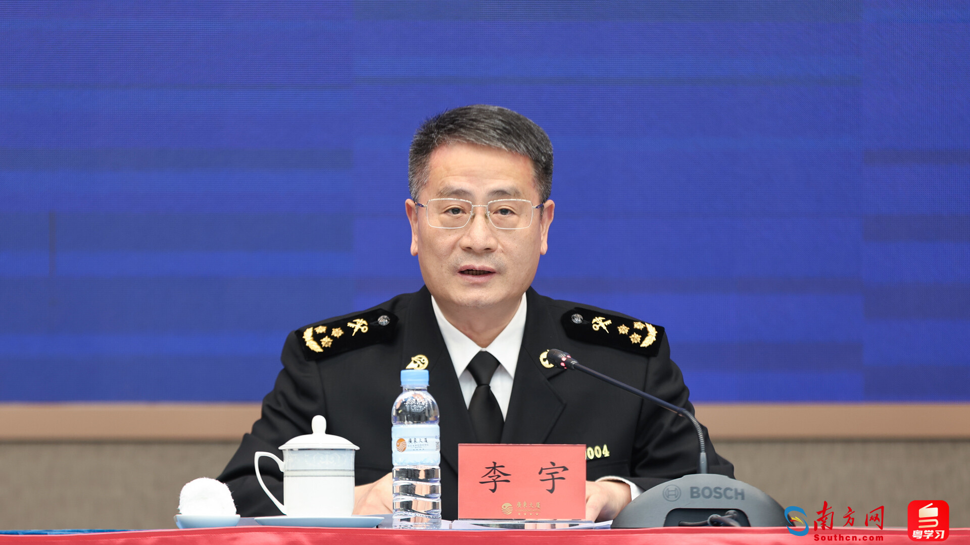 廣州海關(guān)黨委委員、副關(guān)長李宇。