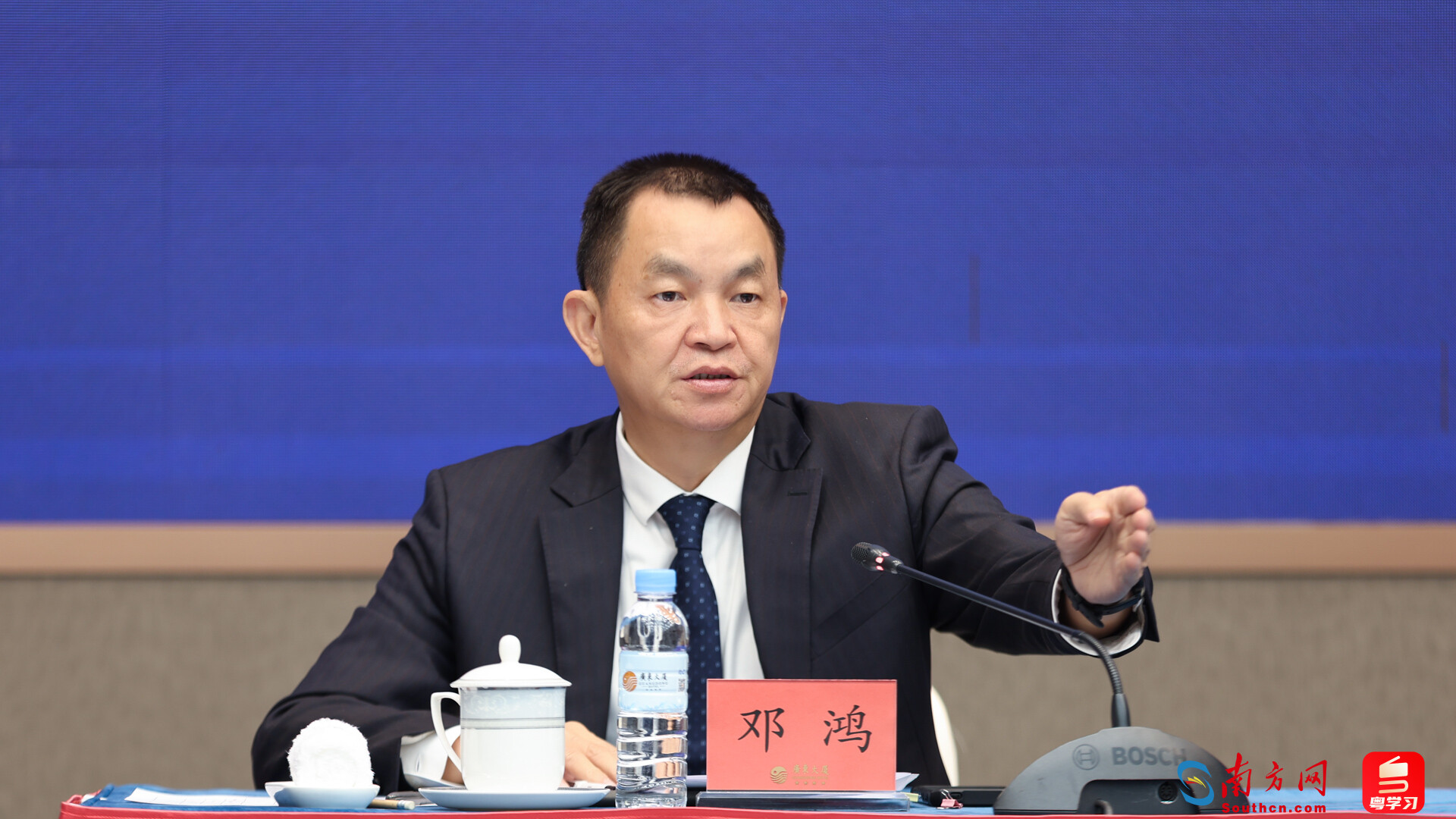 廣東省政府新聞辦公室副主任鄧鴻主持發(fā)布會。
