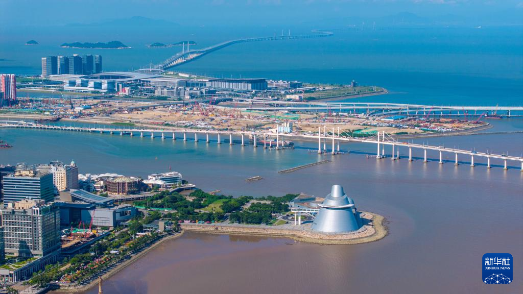 8月3日拍攝的澳門科學(xué)館（前）、澳門新城A區(qū)和港珠澳大橋（后）（無人機照片）。