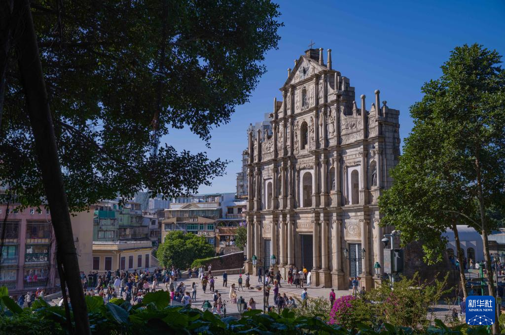11月26日，旅客在澳門大三巴牌坊游覽。