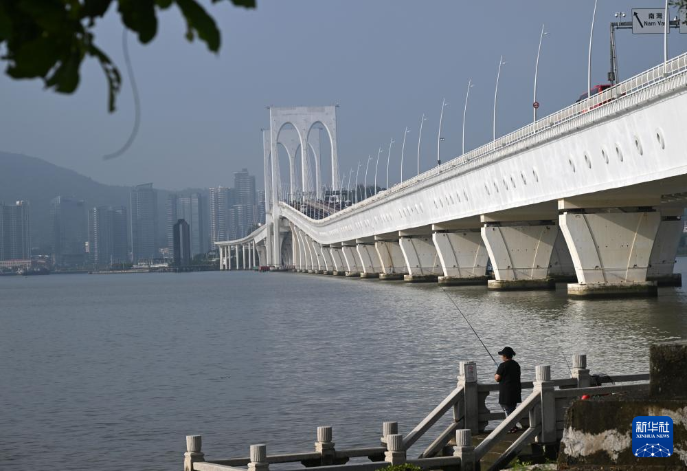 市民在澳門西灣大橋旁釣魚（11月17日攝）。