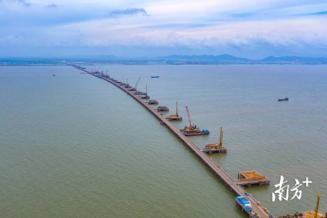 2021年6月29日，黃茅海跨海通道項目控制性工程黃茅海大橋和高欄港大橋5個主塔的164根樁基全部澆筑完成，標(biāo)志著兩座主橋施工從水下樁基施工轉(zhuǎn)入水上主塔承臺施工新階段。 2021年6月29日，黃茅?？绾Ｍǖ理椖靠刂菩怨こ厅S茅海大橋和高欄港大橋5個主塔的164根樁基全部澆筑完成，標(biāo)志著兩座主橋施工從水下樁基施工轉(zhuǎn)入水上主塔承臺施工新階段。