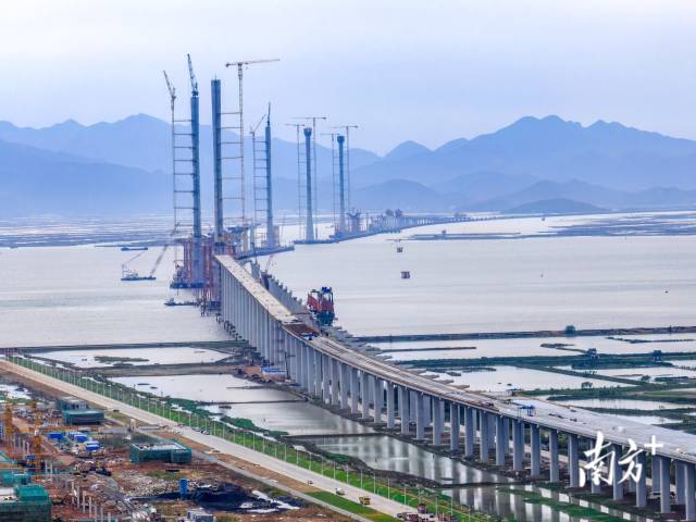 2023年4月18日，黃茅?？绾Ｍǖ理椖孔詈笠蛔魉S茅海大橋中塔順利封頂。至此，5座“小蠻腰”主塔全部封頂，標(biāo)志著項目建設(shè)進入全新階段。