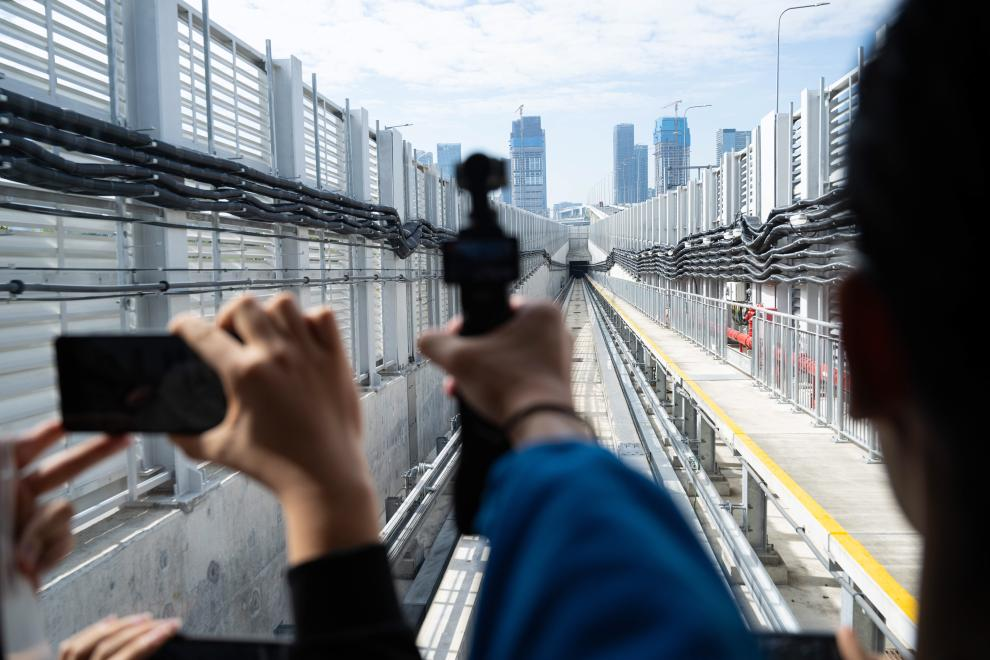  乘客乘坐澳門輕軌首班車前往橫琴站（12月2日攝）。新華社發(fā) （張金加攝）