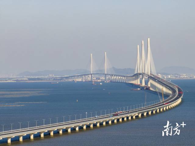 黃茅海跨海通道起于珠海高欄港經(jīng)濟區(qū)，橫跨黃茅海水域，終至江門臺山市，全長約31公里，其中跨海段約14公里。