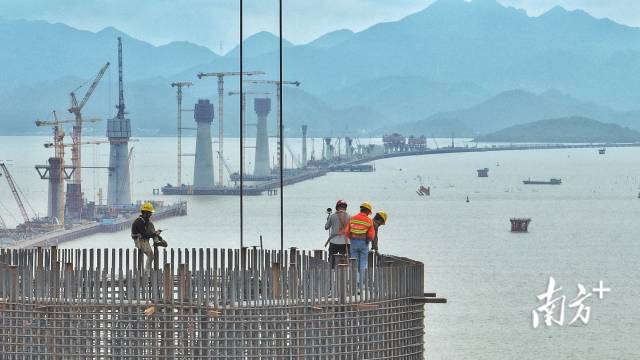 2022年10月20日，黃茅海跨海通道控制性節(jié)點(diǎn)——黃茅海大橋和高欄港大橋兩座主橋的5座主塔正在“節(jié)節(jié)攀升”。  