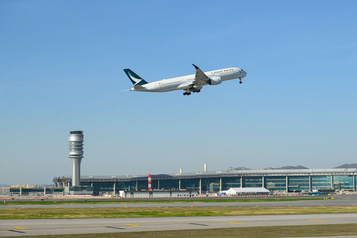 香港國際機(jī)場(chǎng)三跑道系統(tǒng)正式啟用后，一架飛機(jī)從中跑道起飛（2024年11月28日攝）。新華社發(fā)