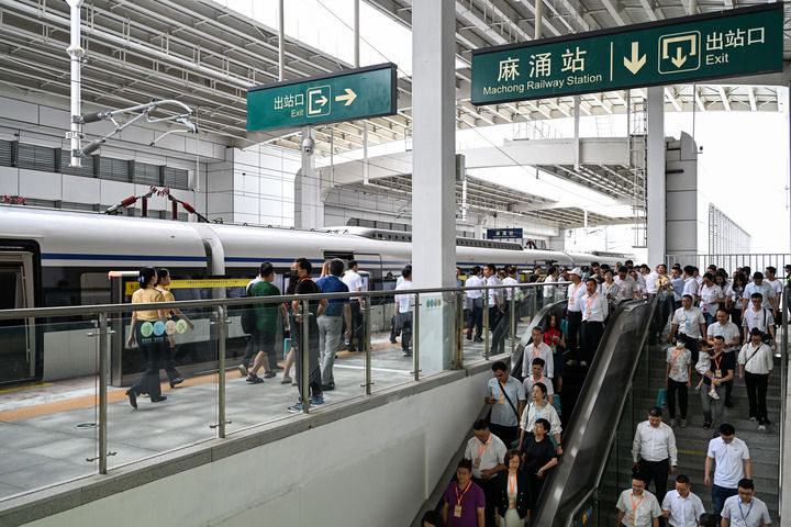 首趟運(yùn)行的佛莞城際鐵路列車?？繓|莞麻涌站（2024年5月26日攝）。廣佛南環(huán)、佛莞城際鐵路與佛肇城際、莞惠城際相連，形成全長258公里的粵港澳大灣區(qū)最長的城際鐵路。新華社記者 劉大偉 攝