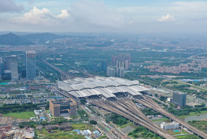 廣州南站（2024年6月23日攝，無人機(jī)照片）。從這里出發(fā)，乘坐廣深高鐵只需48分鐘，就能抵達(dá)香港市中心的西九龍站。新華社記者 劉大偉 攝